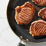 Dlaczego mięso brązowieje na patelni – reakcja Maillarda i searing w praktyce