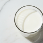 Dlaczego mleko UHT stoi miesiącami bez lodówki i czy warto je pić