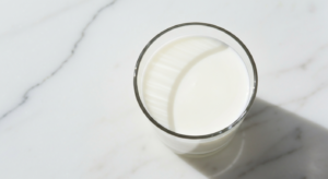 Dlaczego mleko UHT stoi miesiącami bez lodówki i czy warto je pić