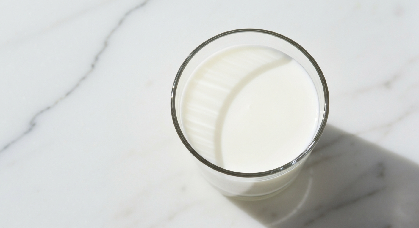 Dlaczego mleko UHT stoi miesiącami bez lodówki i czy warto je pić